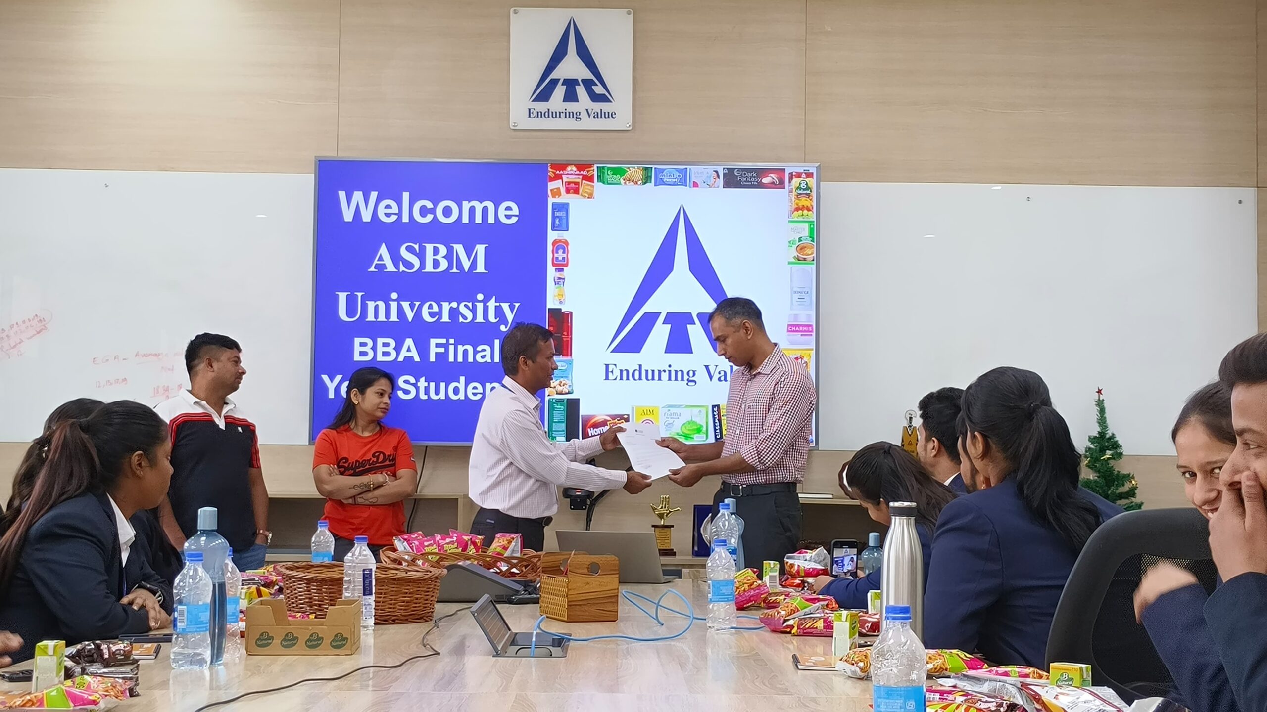 Professor Pratap Pati from ASBM University presented a token of appreciation to Mr. Pratyush Kumar Nayak in recognition of ITC's hospitality